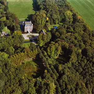 842220 Luchtfoto van kasteel Hardenbroek met het omliggende park (Langbroekerdijk 24) te Driebergen-Rijsenburg, vanuit ...